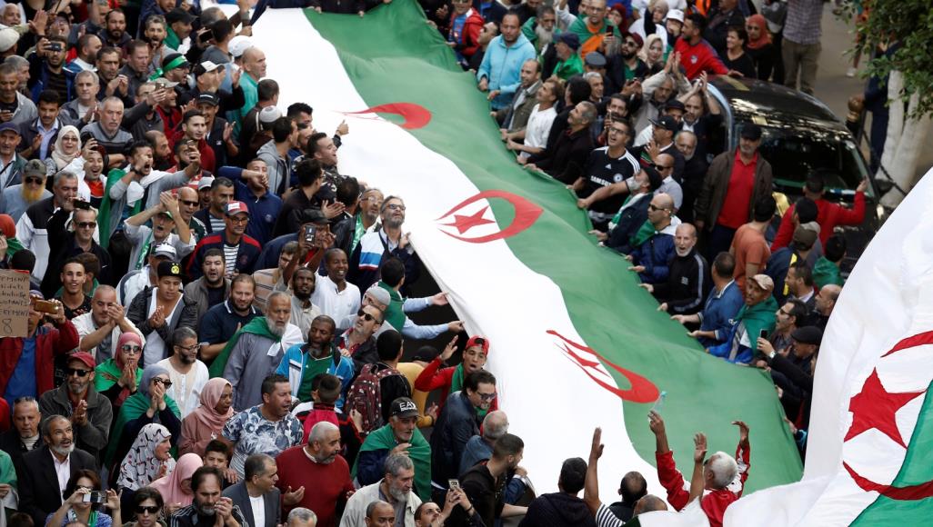 وسط انتشار أمني.. مظاهرات بالعاصمة الجزائرية ضد الفساد وإجراء الانتخابات