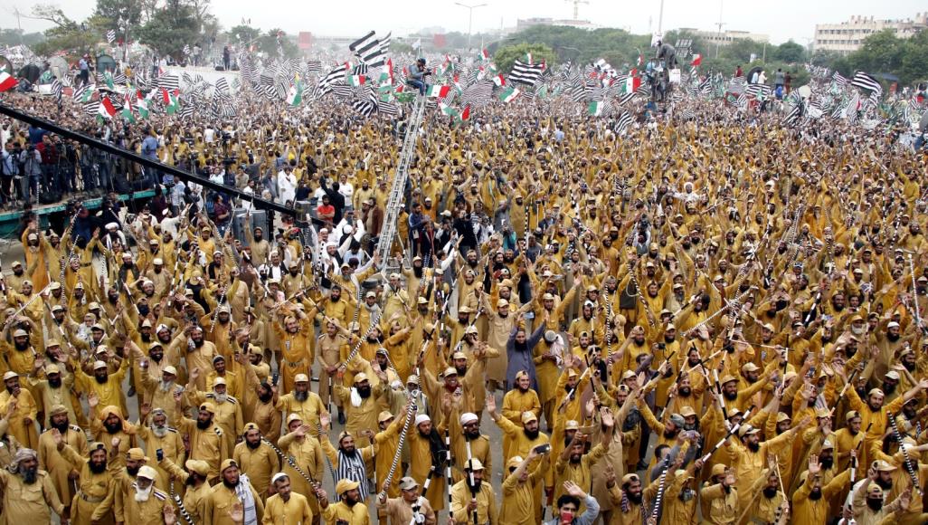 حشود للمعارضة تطالب باستقالة الحكومة وعمران خان يتحدى 