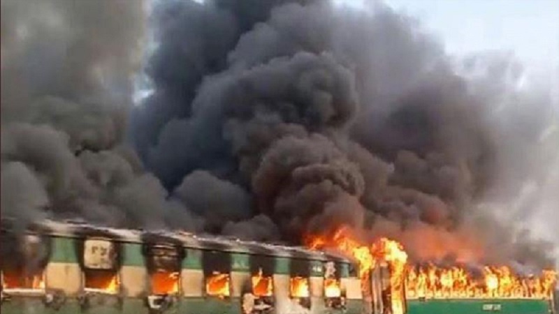 Pakistan'da yolcu treni alev aldı: 73 ölü