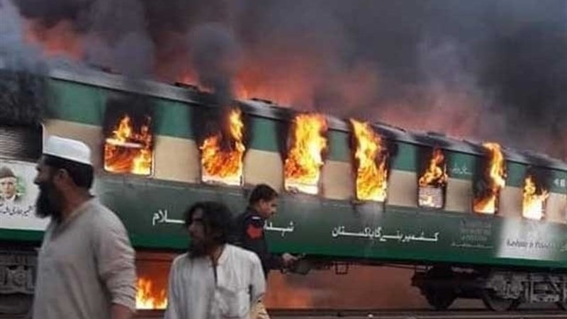 パキスタンで列車火災が発生、少なくとも６２人が死亡