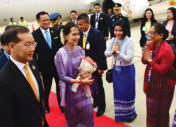 အာဆီယံထိပ္သီးအစည္းအေဝး တက္ေရာက္မည့္ ေဒၚေအာင္ဆန္းစုၾကည္၏ ေလးရက္ၾကာ ထိုင္းခရီးစဥ္စတင္ အာဆီယံစီးပြားေရးႏွင့္ ရင္းႏွီးျမႇဳပ္ႏွံမႈထိပ