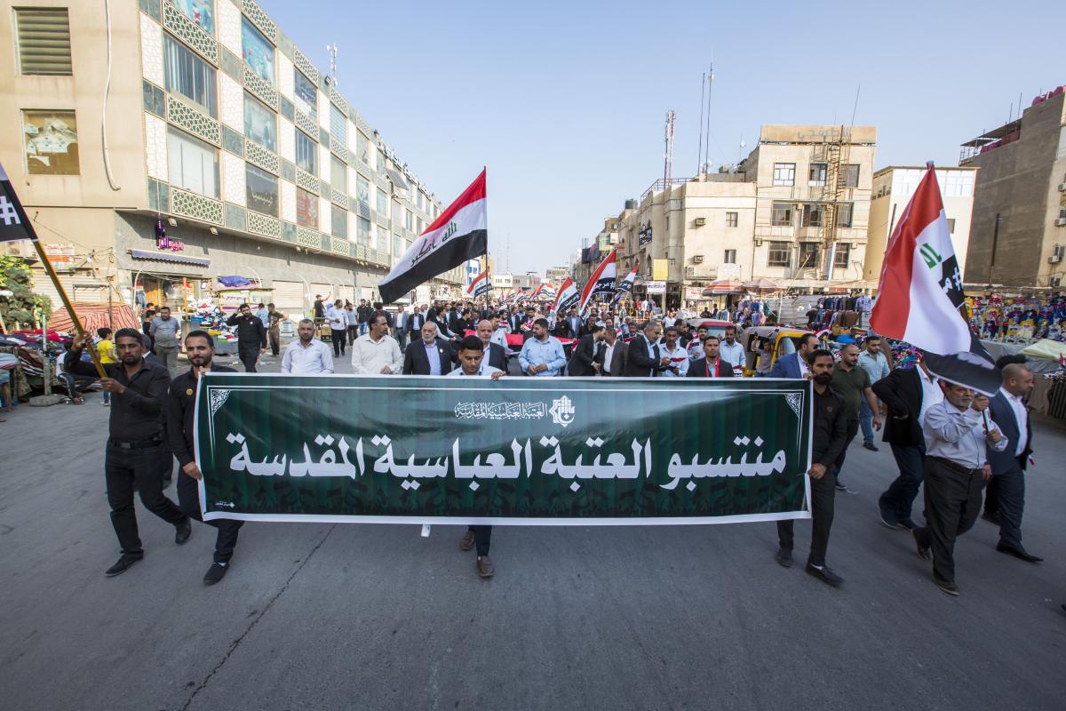 خَدَمةُ أبي الفضل العبّاس (ع) يخرجون بمسيرةٍ حاشدة مُعلنين عن تأييدهم للمتظاهرين السلميّين+(صور)