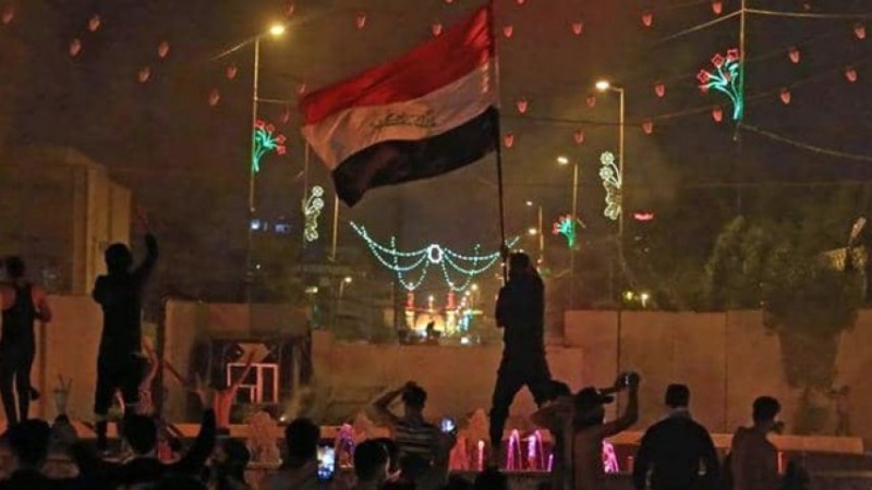 ABD ve Siyonist rejimin bayrağı, Irak'ta ateşe verildi