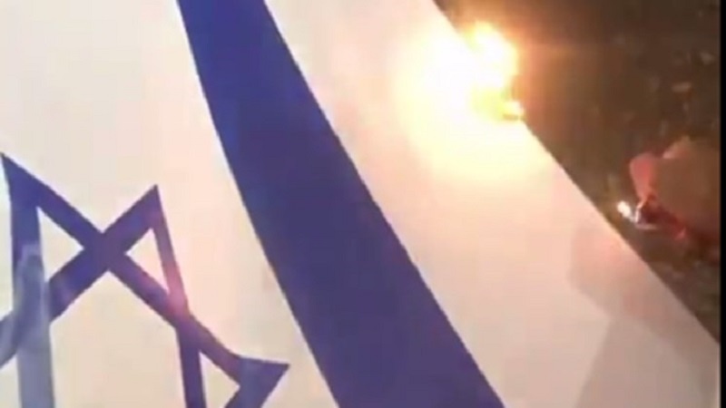 Beyrut'ta Siyonist rejim bayrağı ateşe verildi