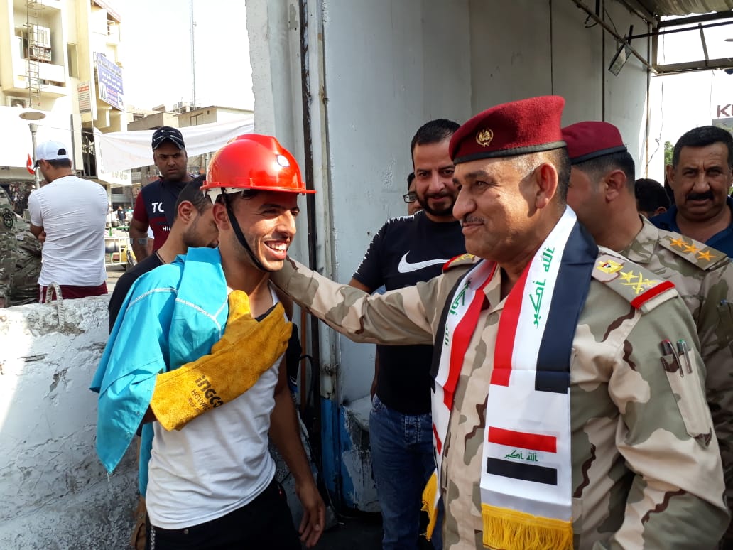 قائد عمليات بغداد يلتقي المتظاهرين ويقول انه جاء لحمايتهم +(صور)