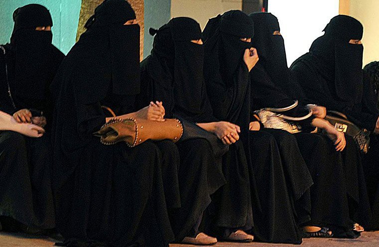 السعوديات يعترضن على حظر النقاب في "موسم الرياض"