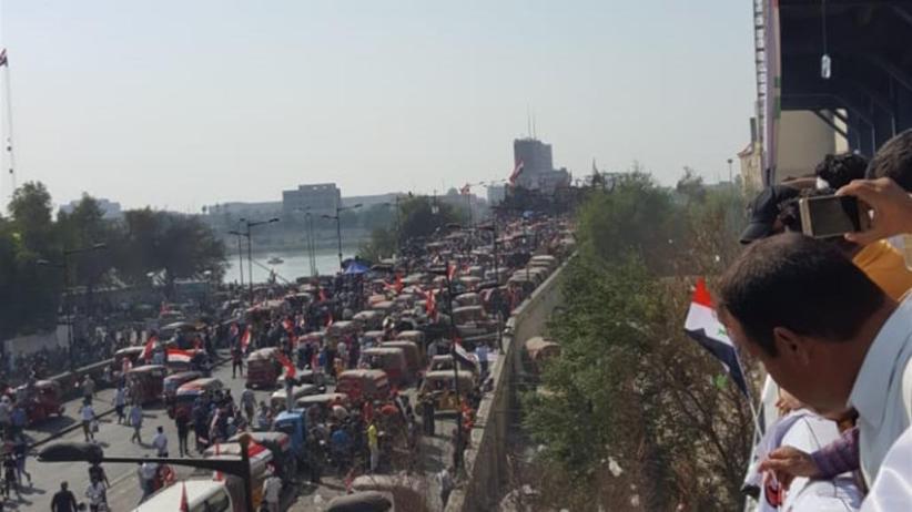 الجيش العراقي يحذر من انهيار جسر الجمهورية ببغداد نتيجة التظاهرات