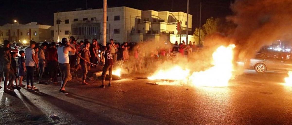 متظاهرون يحاولون اقتحام مبنى محافظة كربلاء 