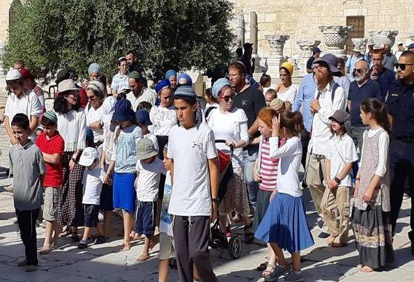 عشرات المستوطنين الصهاينة يدنسون "الأقصى المبارك"