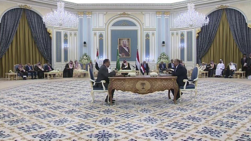 حكومة هادي والمجلس الانتقالي المدعوم امراتيا يوقعان اتفاقا لتقاسم السلطة في المحافظات الجنوبية