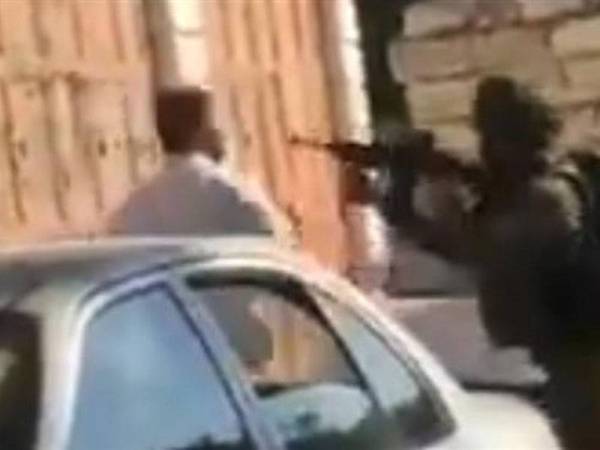 Tentera Zionis Acu Senjata Pada Lelaki Palestin
