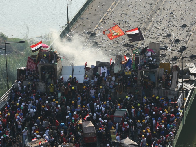 تقرير مصور/ احتدام معركة الجسور في بغداد بين المتظاهرين والقوات الامنية