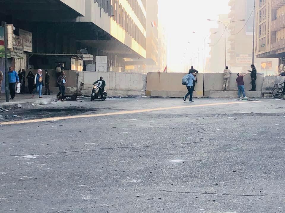 متظاهرون يسقطون كتلا كونكريتية في الخلاني ببغداد والقوات الامنية تتدخل 