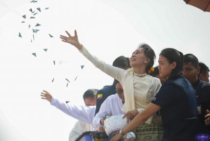 ထာဝရၿငိမ္းခ်မ္းေရးေစတီ ဌာပနာေတာ္သြင္း၊ ေ႐ႊထီးေတာ္တင္ 
