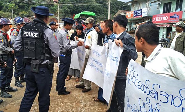 ေဒၚေအာင္ဆန္းစုၾကည္၏ မိုးကုတ္ခရီးစဥ္တြင္ ဆႏၵထုတ္ေဖာ္သူ ေျခာက္ဦးကို ေခတၱဖမ္းဆီးၿပီးျပန္လႊတ္