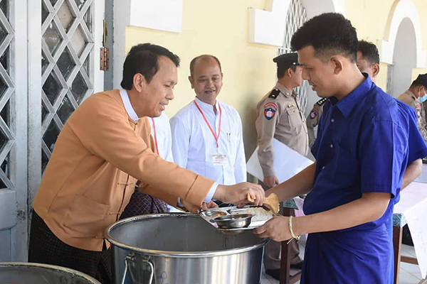 ရန္ကုန္တိုင္းဝန္ႀကီးခ်ဳပ္က အင္းစိန္ေထာင္ရွိ အက်ဥ္းသားမ်ားအား အာဟာရဒါနျပဳ