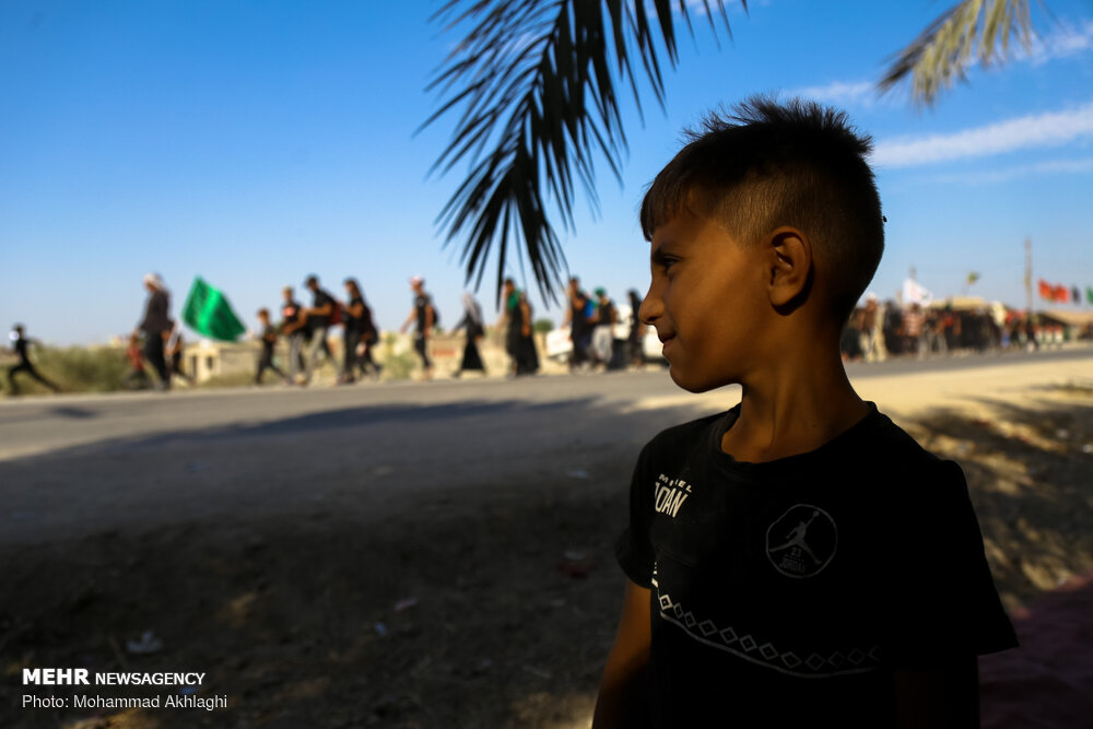 عراق کے جنوبی علاقوں میں حسینی زائرین کا کربلا کی طرف پیدل مارچ جاری