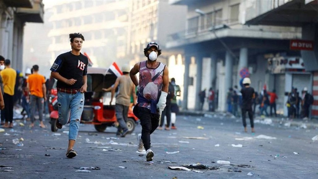 متظاهرون يسقطون كتلا كونكريتية في الخلاني ببغداد والقوات الأمنية تطلق القنابل الدخانية