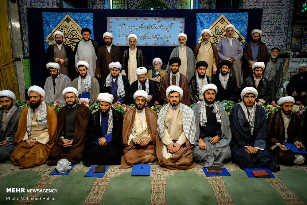 عید میلاد النبی (ص) کے موقع پر طلاب کے سرپر عمامہ رکھنے کی تقریب