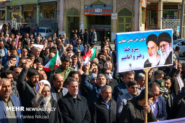 ایران کے کئی شہروں میں عوام کا بلوائیوں اور شرپسندوں کے خلاف احتجاج 