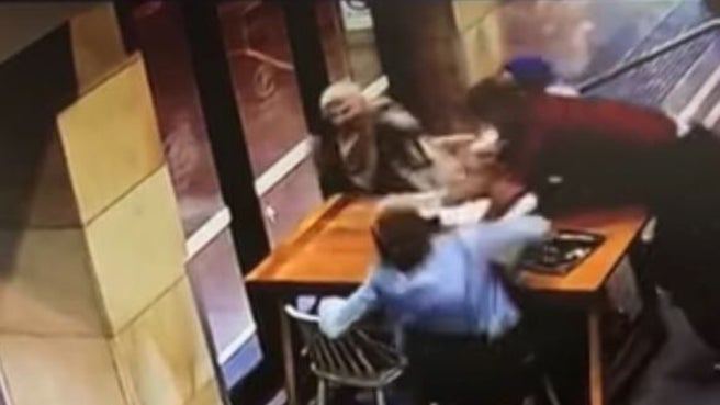 “Mujer musulmana embarazada atacada violentamente en un café de Sídney” (+ Video) 