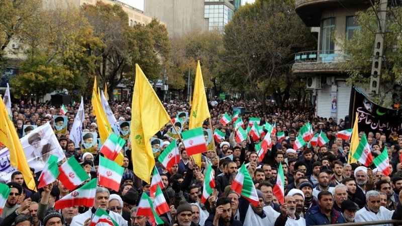 イランで、暴徒らの暴力行為を非難する抗議行進が継続