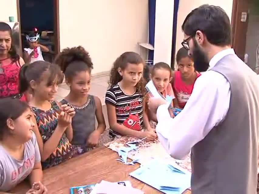 Vídeo/ Sheikh visita oficina de artes infantil
