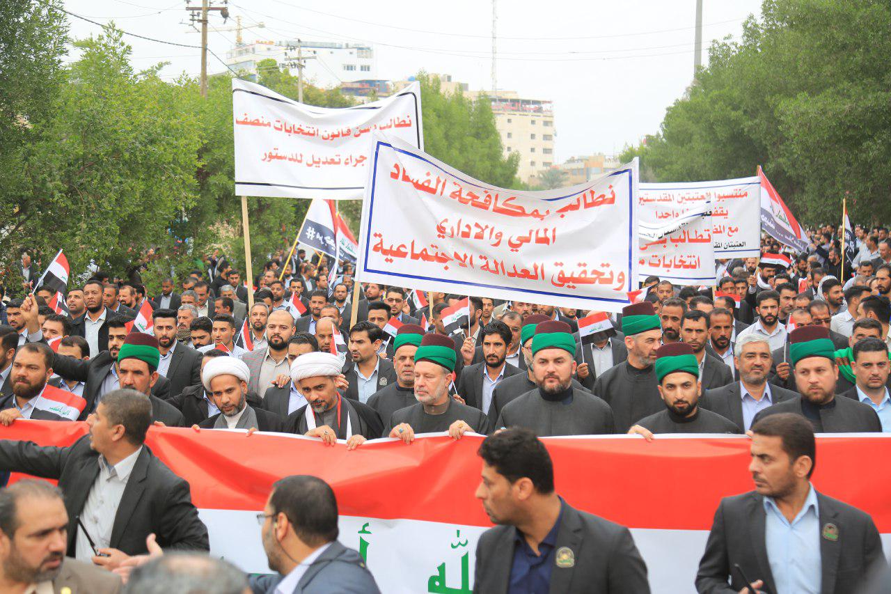 اعداد غفيرة من منتسبي عتبات كربلاء المقدسة تطالب بتغيير قانون الانتخابات+(صور)