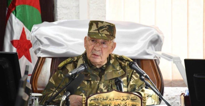 قائد الجيش الجزائري يتهم رموز بوتفليقة بـ “الاستنجاد بالخارج” ويؤكد رفض بلاده أي إملاءات خارجية