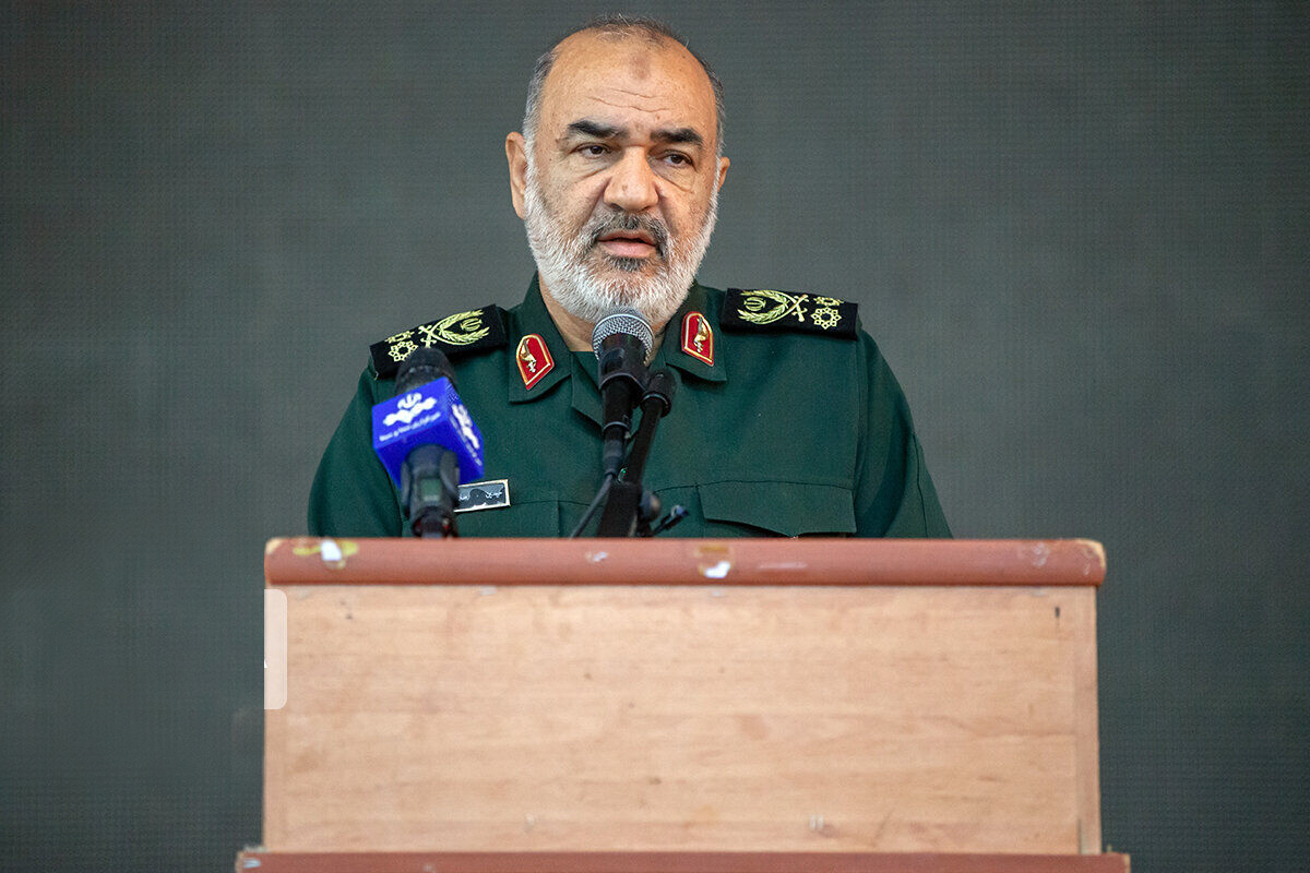 قائد الحرس الثوري يتوعد الأعداء برد كبير