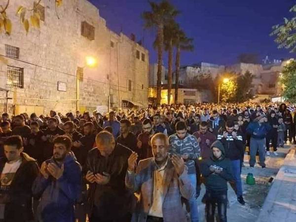 Ribuan Umat Islam Tunai Solat Subuh Di Masjid Ibrahimi