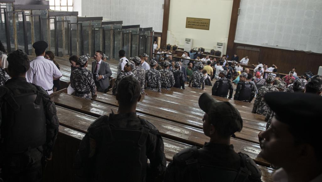 جلسات سرية وأحكام بالسجن المشدد.. مصر تعيد محاكمة 48 من رافضي الانقلاب وتعتقل صحفيين