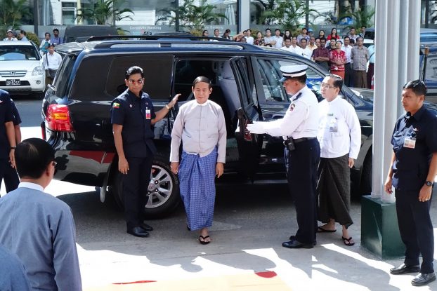 အမ်ိဳးသားစာၾကည့္တိုက္ (ရန္ကုန္)ကို ႏိုင္ငံေတာ္သမၼတလာေရာက္ၾကည့္ရႈ