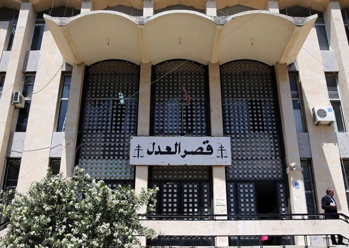 محتجون يدخلون قصر عدل بيروت للمطالبة بفتح تحقيقات في ملفات عدة