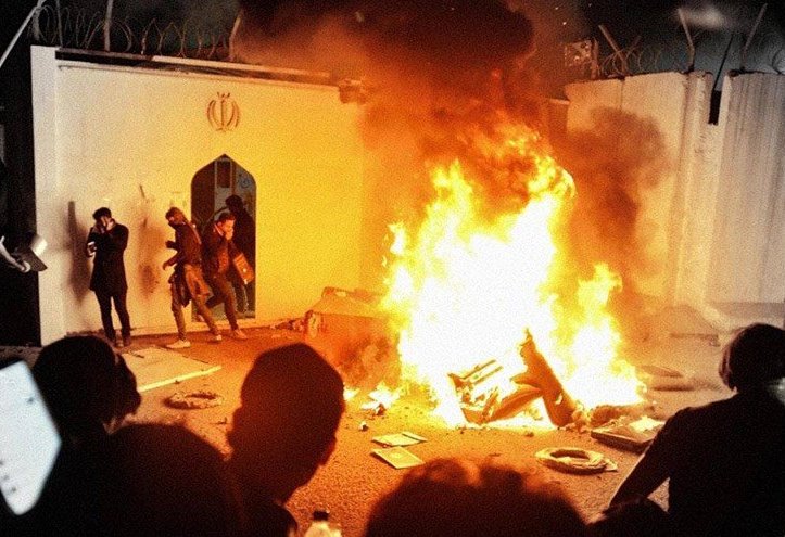 هكذا رد طلاب ايرانيون على حرق قنصلية بلادهم في النجف الأشرف + (صور)