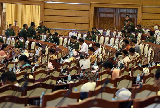  ဒီဇင္ဘာ ၄ ရက္က ျပည္သူ႔လႊတ္ေတာ္အစည္းအေဝးသို႔ တက္ေရာက္လာသည့္ ကိုယ္စားလွယ္မ်ားအား ေတြ႕ရစဥ္