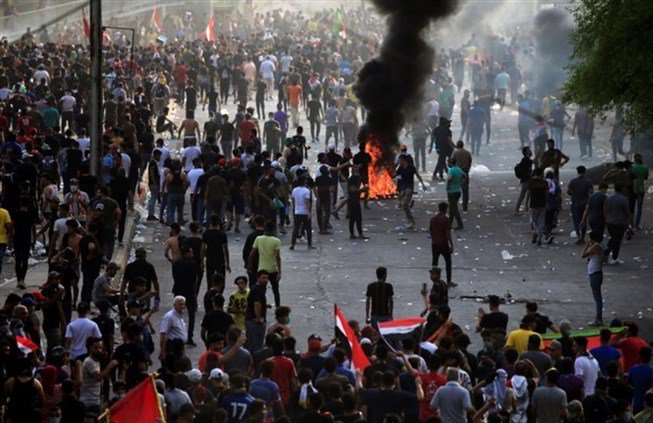مسلّحون يعتدون على المتظاهرين في "ساحة الخلاني وجسر السنك" ببغداد