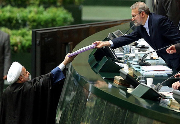 الرئيس روحاني خلال تقديم موازنة بلاده: يمكننا إدارة الاقتصاد رغم العقوبات