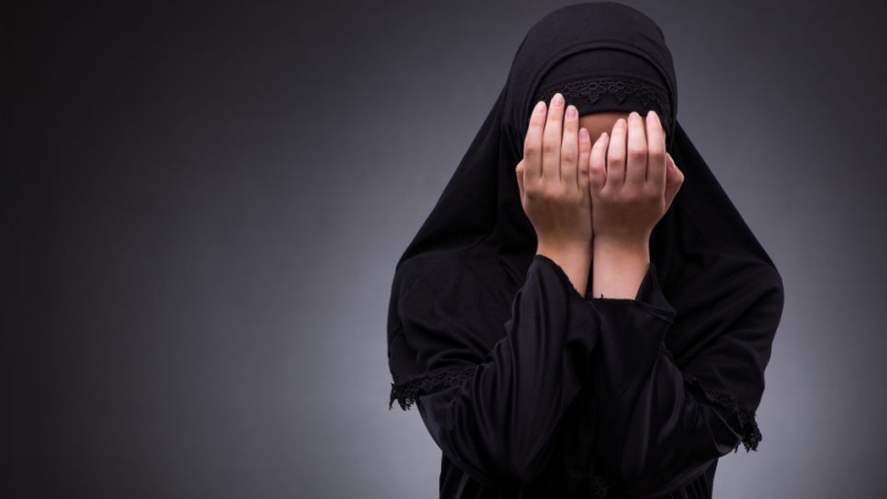 一名英国妇女和一名英国男子袭击一名穆斯林妇女