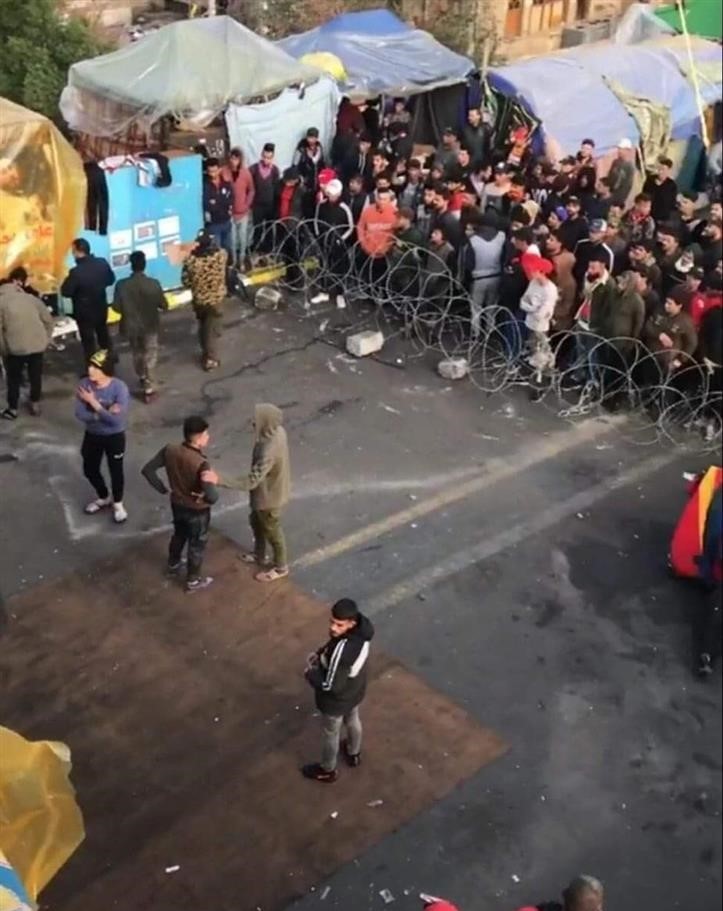 متظاهرو التحرير يشكّلون حائطاً بشرياً يمنع الوصول إلى جسر الجمهورية ومنه الى الخضراء+(صور)
