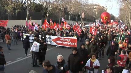 Ils manifestent en France contre la réforme des retraites de Macron
