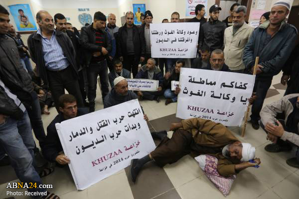 تقرير مصور/ فلسطينيون يعتصمون داخل مبنى وكالة الاغاثة والتوظيف في غزة