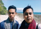 ကမ္းေျခတြင္  အင္ဒို နီးရွား လူငယ္ ၂ဦး ၏ ေသလာဝသ္ 