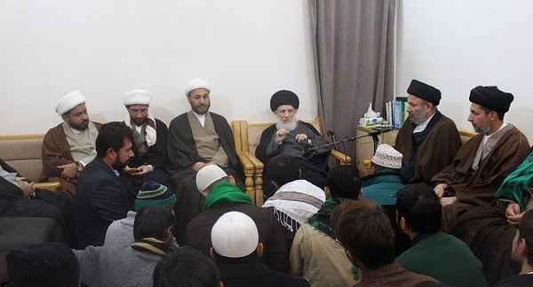 آية الله الحكيم يدعو الطلبة الى الاهتمام بالعلم قربة لله تعالى وبخدمة المؤمنين 