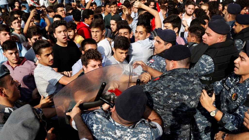 فيديو/ مواجهات عنيفة بين الجيش والمتظاهرين في لبنان