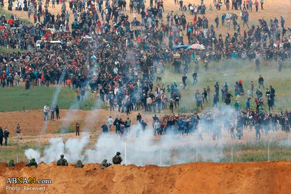 Over 2000 Palestinians participate in peaceful protest at Gaza border
