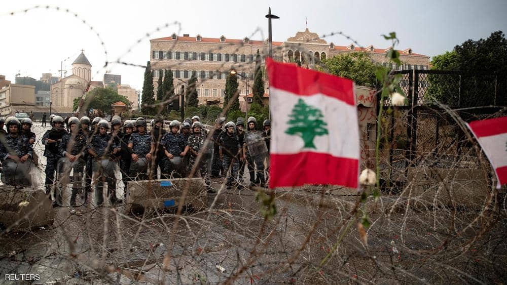 الشرطة تتصدى لمحاولات اقتحام ساحة الاعتصام من قبل أنصار بعض الاحزاب
