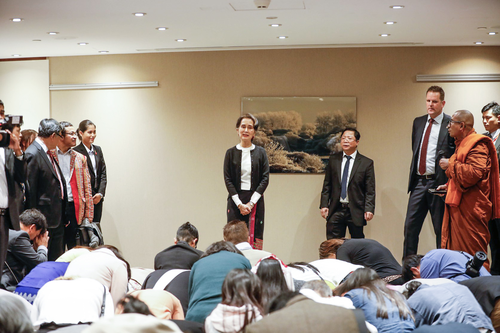ႏိုင္ငံသိကၡာက်မည့္ကိစၥရပ္မ်ား မလုပ္ေဆာင္ရန္ ေဒၚေအာင္ဆန္းစုၾကည္ တိုက္တြန္း နယ္သာလန္ေအာက္လႊတ္ေတာ္သို႔ သြားေရာက္ရန္အစီအစဥ္ ပယ္ဖ်က္ခ