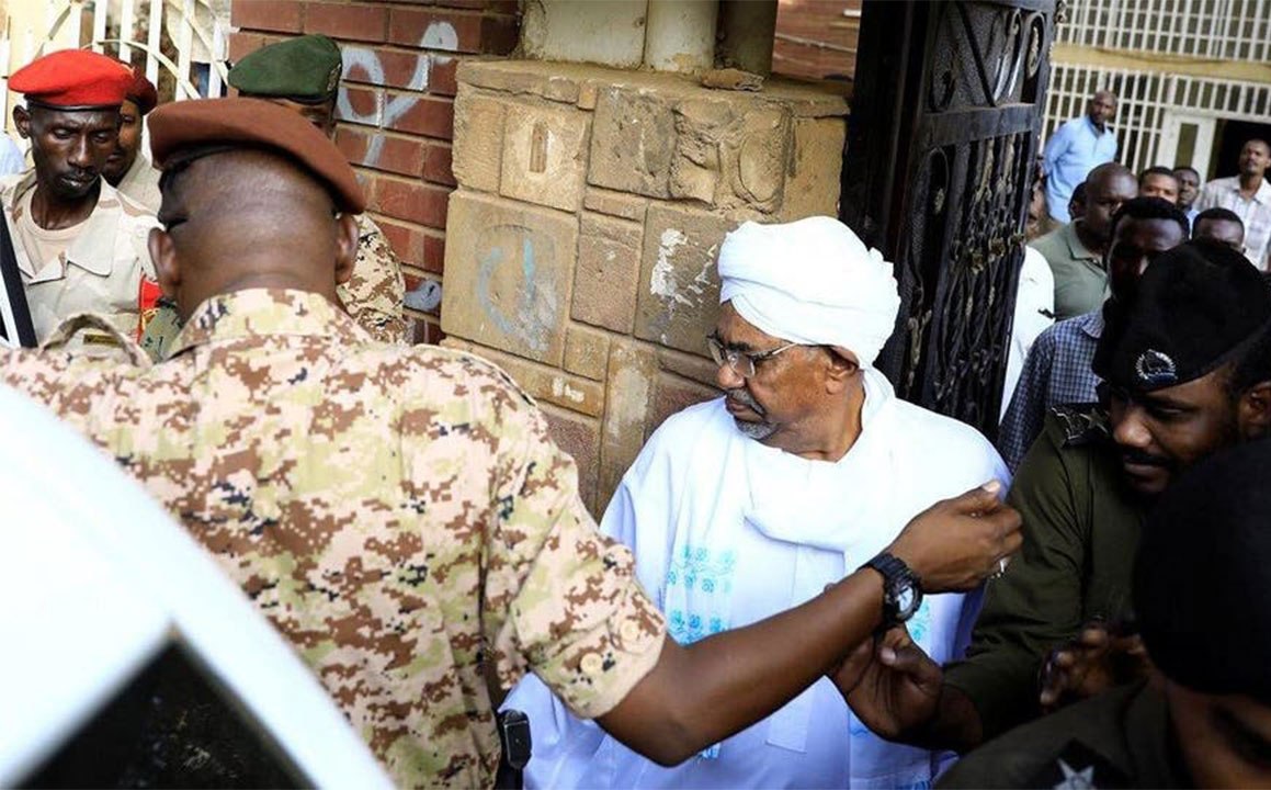 أنصار عمر البشير يثيرون الفوضى خلال جلسة الحكم بالفساد