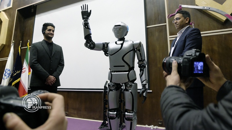 İran'ın insan biçimindeki robotu tanıtıldı